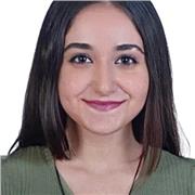 Estudiante en formación para ser profesora que se adapta al alumno y a la edad.